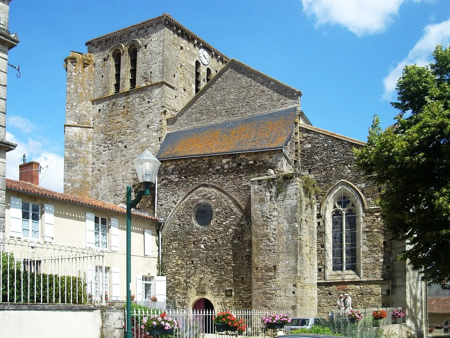 L'église Saint-Hilaire et son clocher roman au centre du bourg