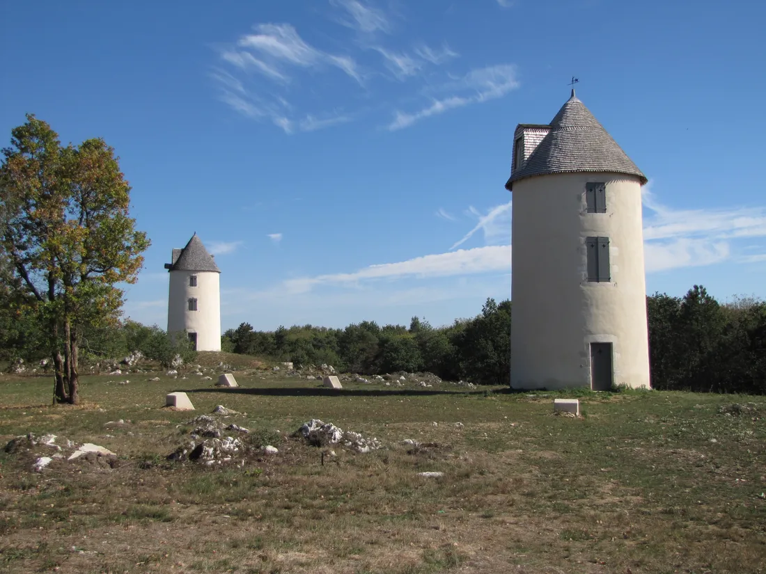 Le moulin à vent de la colline des Moulins, ailes déployées sous un ciel dégagé